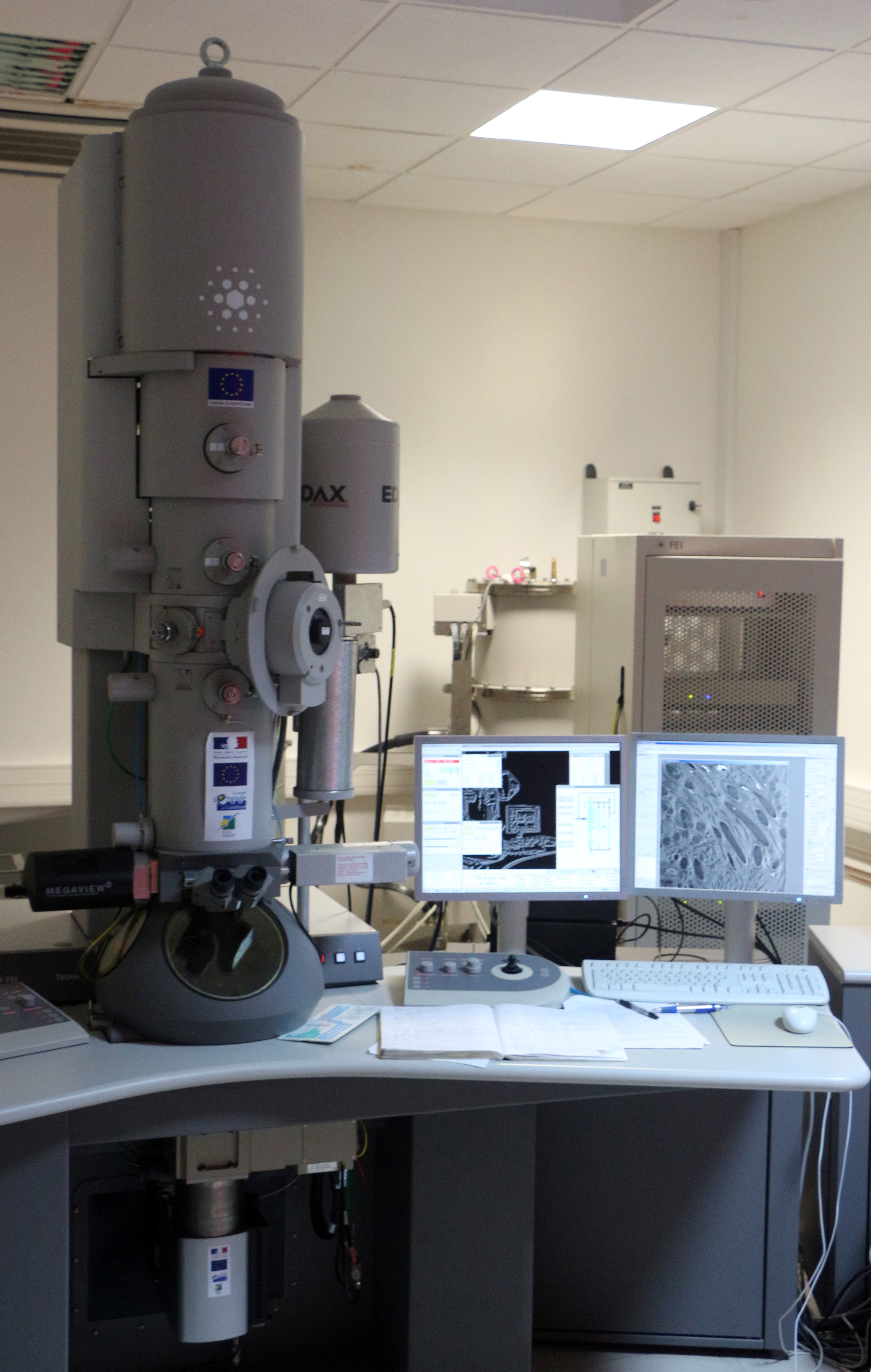 Microscope Électronique à Transmission - Centre Commun de
